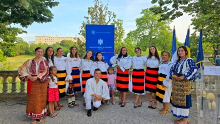 Cămăși maramureșene, zâne și cununi de sânziene – la Marsilia, de Ziua Universală a Iei