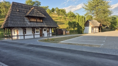 Parcare modernă la Muzeul Satului „Mihai Dăncuș” din Sighetu Marmației