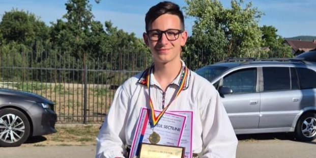 Două premii importante obținute de tânărul maramureșean Adrian Daniel Gașpar la concursul „Cântec din Ardealu’ nost”