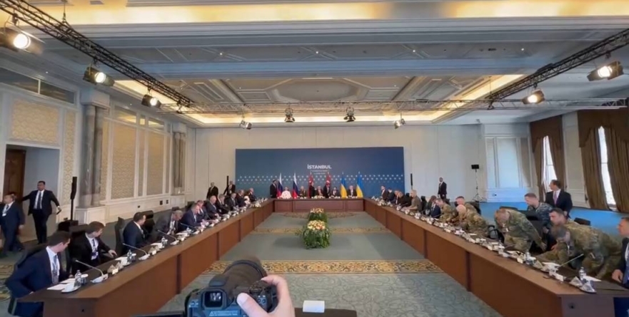 Negocieri fără strângeri de mână la Istanbul