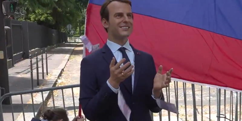 Greenpeace „a răpit” statuia de ceară a lui Macron și a dus-o la ruși