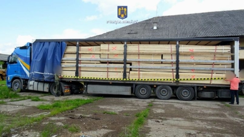 Tir confiscat cu tot cu lemnele pe care le transporta