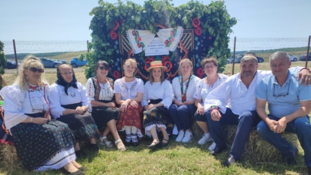 Tradiție, muzică și voie bună la Săcălășeni: Festivalul „Tradiții Chiorene” a adunat artiști și meșteri populari