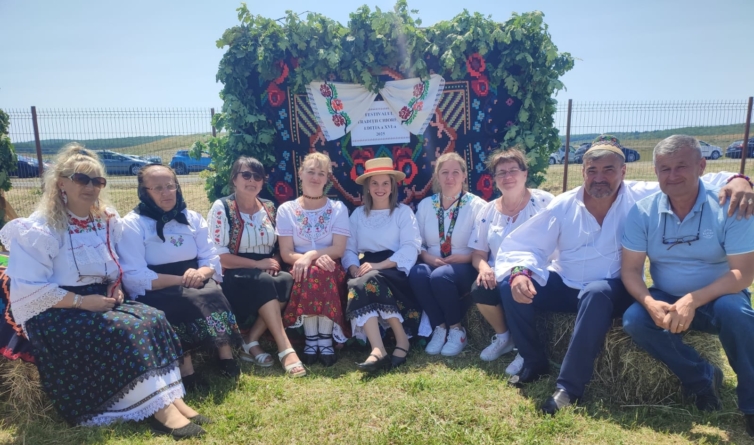 Tradiție, muzică și voie bună la Săcălășeni: Festivalul „Tradiții Chiorene” a adunat artiști și meșteri populari