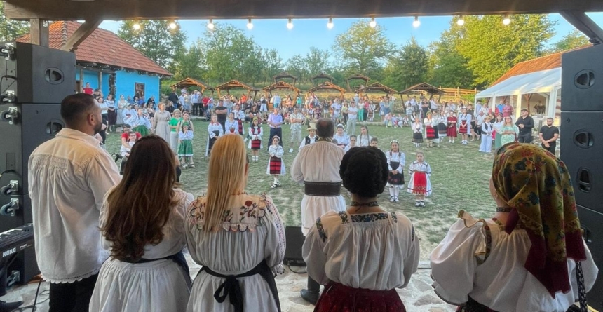 Cetatea Fisculașului din Șișești a reunit zeci de talente în cadrul Festivalui-Concurs de Muzică Populară „Totul are un început”