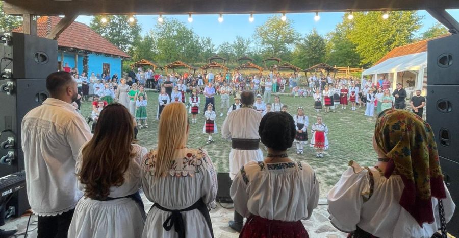 Cetatea Fisculașului din Șișești a reunit zeci de talente în cadrul Festivalui-Concurs de Muzică Populară „Totul are un început”