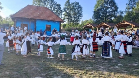 Regal folcloric la Șișești: Cântec, tradiție și voie bună la Cetatea Fisculașului
