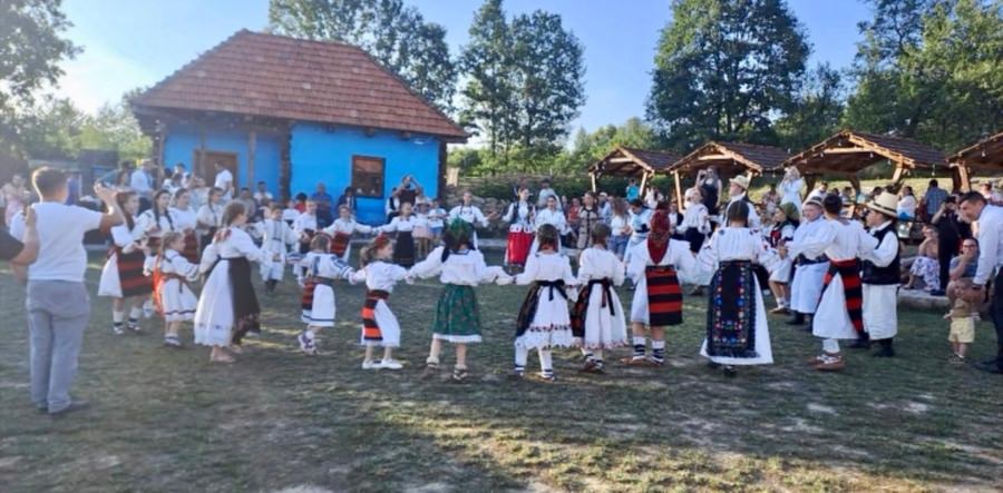 Regal folcloric la Șișești: Cântec, tradiție și voie bună la Cetatea Fisculașului