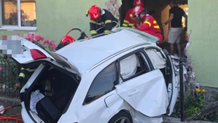 Un tânăr a murit după ce s-a izbit cu mașina de o casă din Cătălina