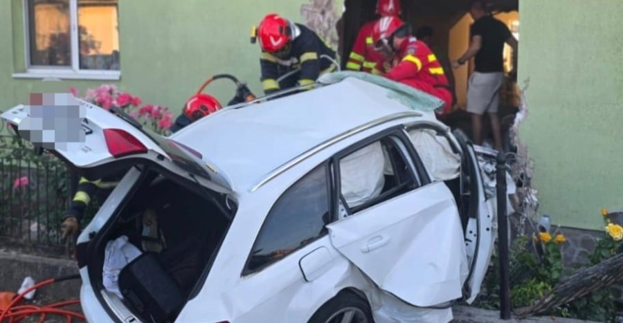Un tânăr a murit după ce s-a izbit cu mașina de o casă din Cătălina
