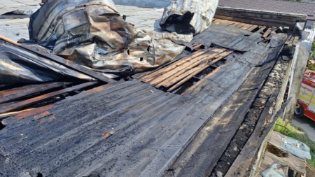 300 de metri pătrați de acoperiș au ars într-un incendiu la o hală din Ulmeni
