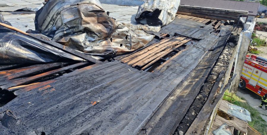 300 de metri pătrați de acoperiș au ars într-un incendiu la o hală din Ulmeni