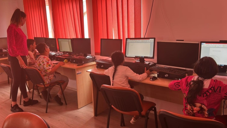 Lecție de digitalizare pentru copiii de la Centrul Comunitar Multifuncțional din Baia Mare