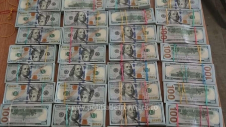 Soț și soție descoperiți de polițiștii de frontieră cu 1,4 milioane de dolari ascunși sub haine