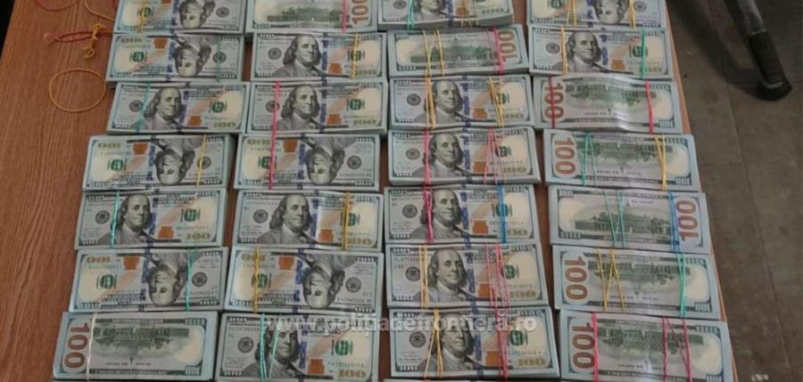 Soț și soție descoperiți de polițiștii de frontieră cu 1,4 milioane de dolari ascunși sub haine