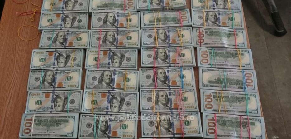 Soț și soție descoperiți de polițiștii de frontieră cu 1,4 milioane de dolari ascunși sub haine