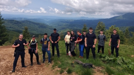 Final de an școlar sărbătorit cu o drumeție în Munții Țibleș alături de jandarmii montani