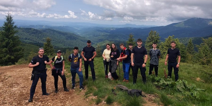 Final de an școlar sărbătorit cu o drumeție în Munții Țibleș alături de jandarmii montani