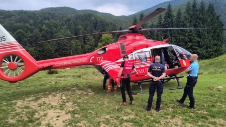 Trei ucraineni salvați din Munții Maramureșului. Unul dintre ei, care a luptat în războiul cu rușii, a fost preluat de un elicopter SMURD