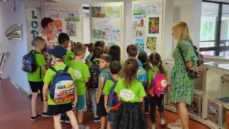 ”Copilărie fericită” – expoziție de desene la Biblioteca Județeană