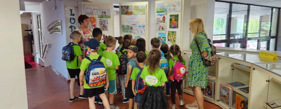 ”Copilărie fericită” – expoziție de desene la Biblioteca Județeană