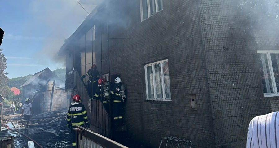 Incendiu de amploare în Lăpuș. Alimentarea cu energie electrică a fost întreruptă | Video