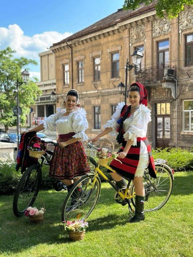 Ziua Universală a Iei alături de Ansamblul Folcloric Național „Transilvania”, pe biciclete