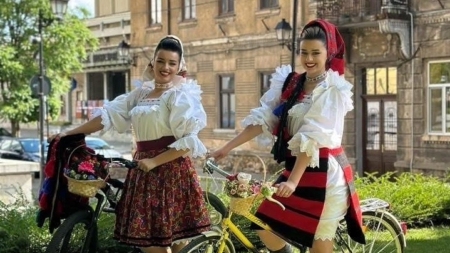 Ziua Universală a Iei alături de Ansamblul Folcloric Național „Transilvania”, pe biciclete