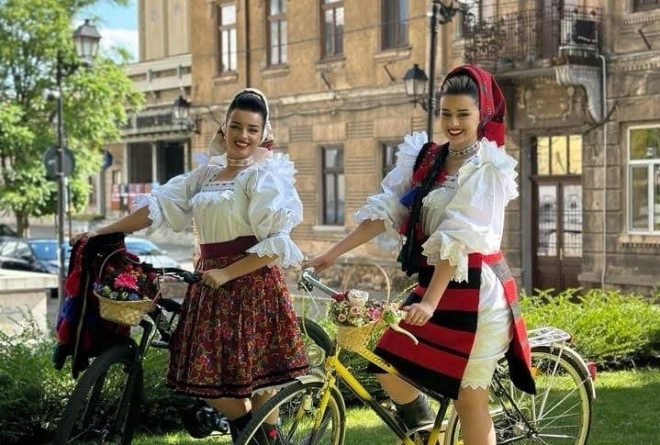 Ziua Universală a Iei alături de Ansamblul Folcloric Național „Transilvania”, pe biciclete
