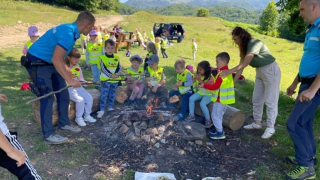 Copii de grădiniță din Cavnic în drumeție cu jandarmii montani