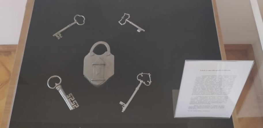 Un lacăt și patru chei medievale – exponatele lunii la Muzeul Județean de Istorie și Arheologie