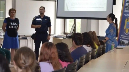 Discuții ale specialiștilor cu copii de la centre de tip familial din Baia Mare pe tema traficului de persoane