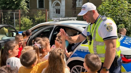 Polițiști în mijlocul copiilor
