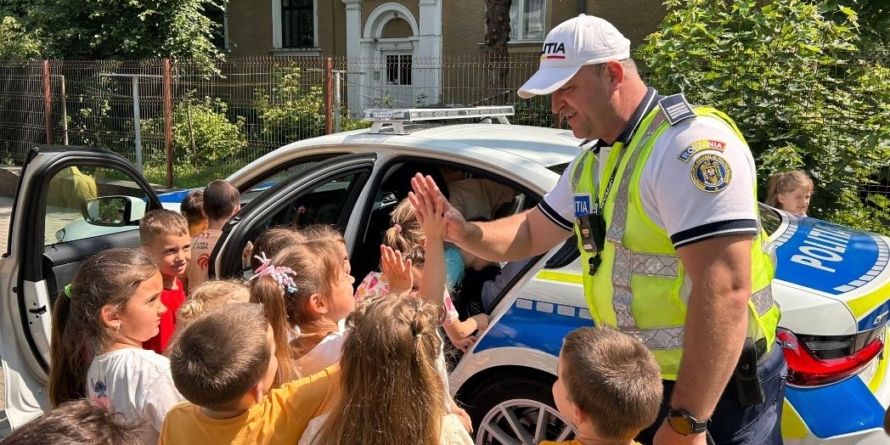 Polițiști în mijlocul copiilor
