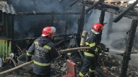 Acoperișul unei case și două anexe cuprinse de flăcări în Săliștea de Sus