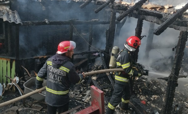 Acoperișul unei case și două anexe cuprinse de flăcări în Săliștea de Sus