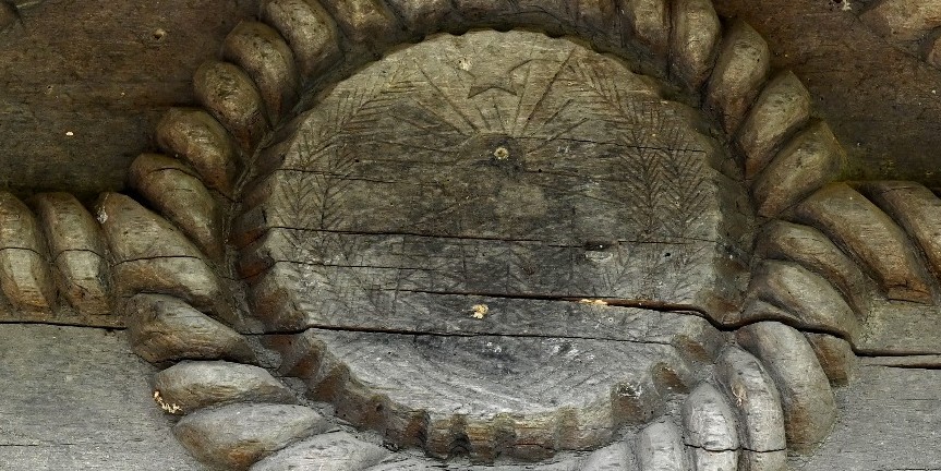 Stema României din perioada comunistă, sculptată pe o poartă maramureșeană aflată la muzeu