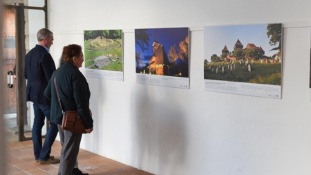 Artistul fotograf băimărean Tudorel Ilie a vernisat expoziția „COMORILE ROMÂNIEI din Patrimoniul Cultural Mondial UNESCO” la Centrul Cultural Aguirre Cuenca