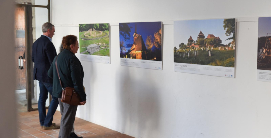 Artistul fotograf băimărean Tudorel Ilie a vernisat expoziția „COMORILE ROMÂNIEI din Patrimoniul Cultural Mondial UNESCO” la Centrul Cultural Aguirre Cuenca