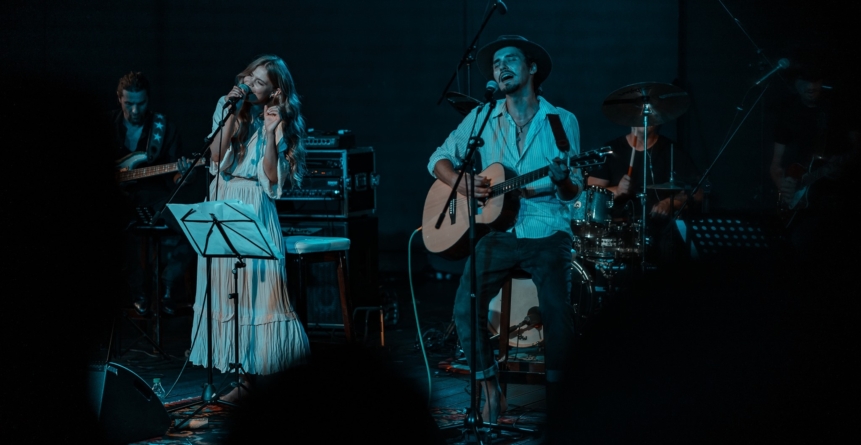 Flavia Hojda și Pavel Ulici aduc poezie și cântec la Centrul Cultural-Educațional START din Târgu Lăpuș