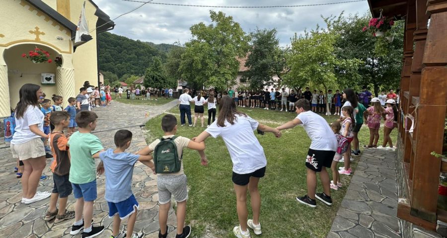 Biserica „Nașterea Maicii Domnului” Ferneziu organizează ediția a V-a a manifestării „Tabăra în Satul Meu”