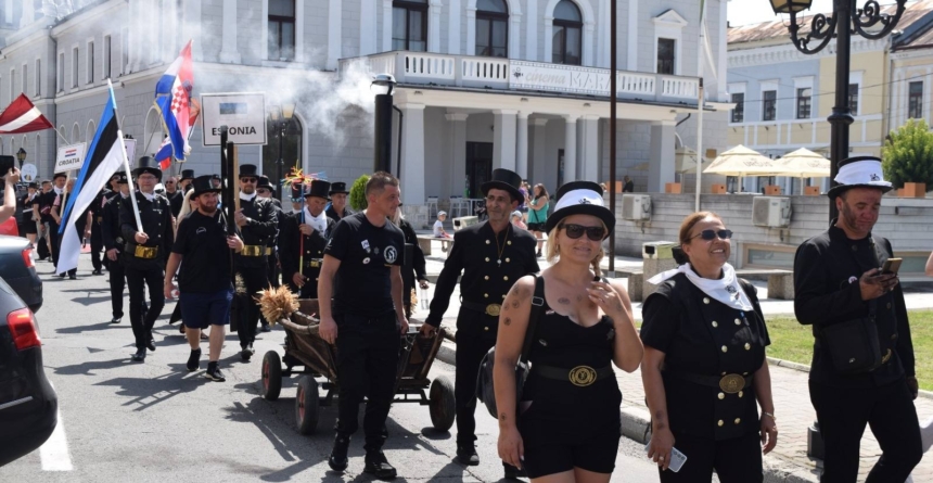 Sute de coșari din România, Germania, Serbia, Estonia, Lituania și Croația au defilat pe străzile Sighetului