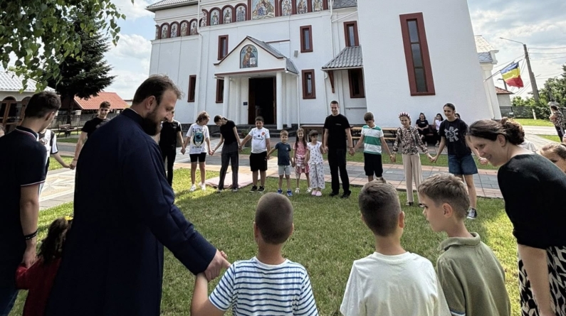 Seară de film în curtea casei parohiale din Recea