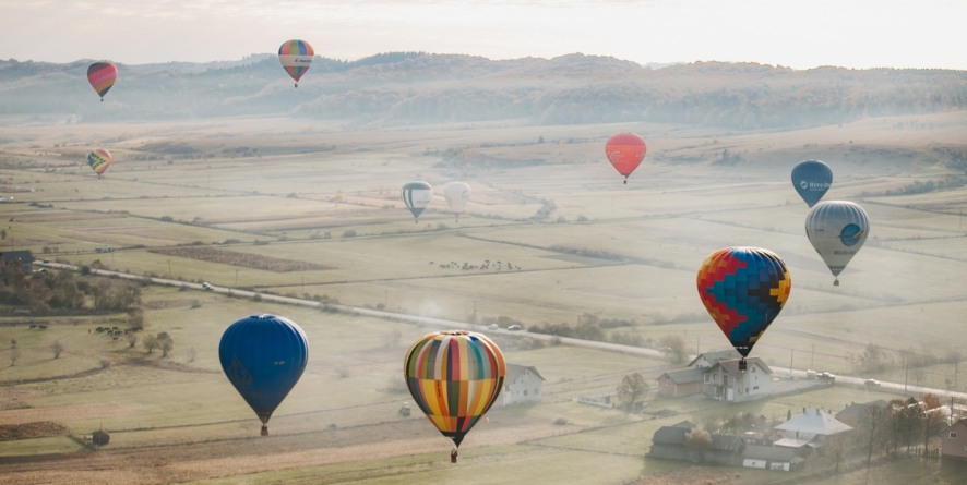 Peste 20 de baloane cu aer cald vor umple cerul la Maramureș Balloon Fiesta 2025