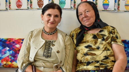 Atelierele continuă: Meșterul popular Elena Ștefan și profesoara Mihaela Bude, alături de copiii din Țara Lăpușului