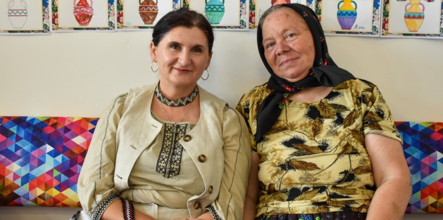 Atelierele continuă: Meșterul popular Elena Ștefan și profesoara Mihaela Bude, alături de copiii din Țara Lăpușului