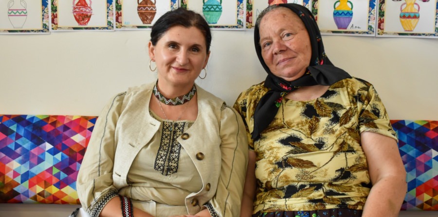 Atelierele continuă: Meșterul popular Elena Ștefan și profesoara Mihaela Bude, alături de copiii din Țara Lăpușului
