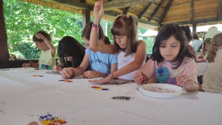 La Muzeul Satului: Copilașii au avut ocazia să își creeze propriile brățări și broșe și au descoperit din tainele croșetatului și ale împletitului