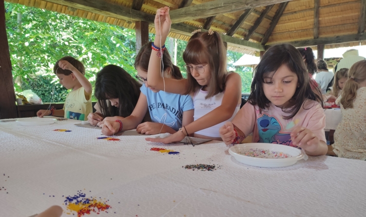 La Muzeul Satului: Copilașii au avut ocazia să își creeze propriile brățări și broșe și au descoperit din tainele croșetatului și ale împletitului