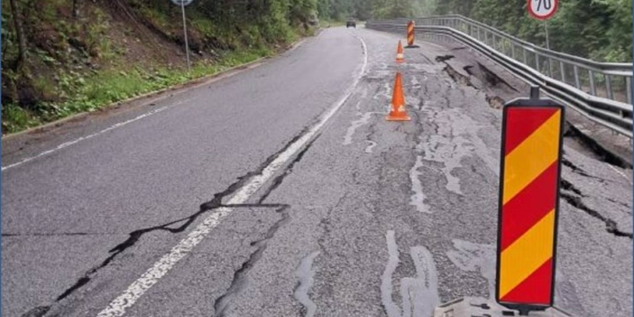 Terasament surpat pe DN 18. Circulația, afectată în zona montană